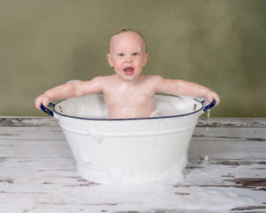 A calm cake smash and splash experience with a one-year-old, focused on gentle guidance and connection.