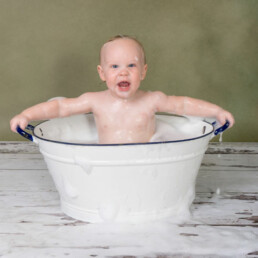 A calm cake smash and splash experience with a one-year-old, focused on gentle guidance and connection.