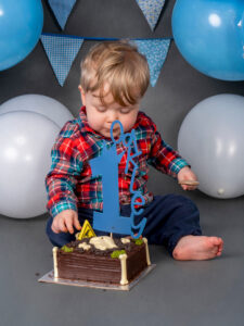 Celebrate-your-baby’s-first-birthday-with-a-joyful-cake-smash-and-splash-session.-Beautiful,-meaningful-portraits-in-Sussex-and-Kent